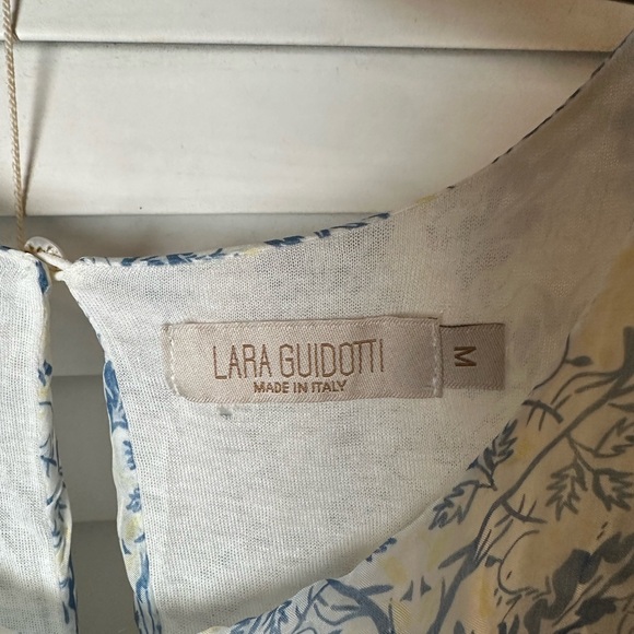 Blue and white floral dress with a flowy silhouette, featuring a back zipper - Picture 3 of 3